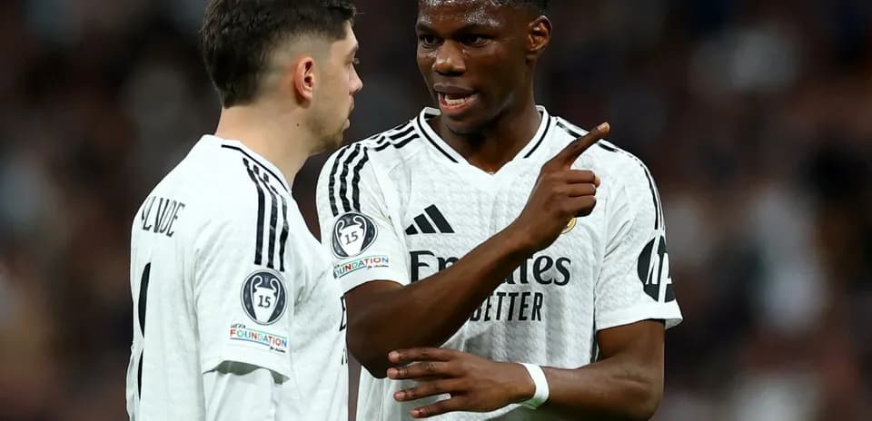 İki futbolçu müzakirə edir, Real Madrid forması geyinib