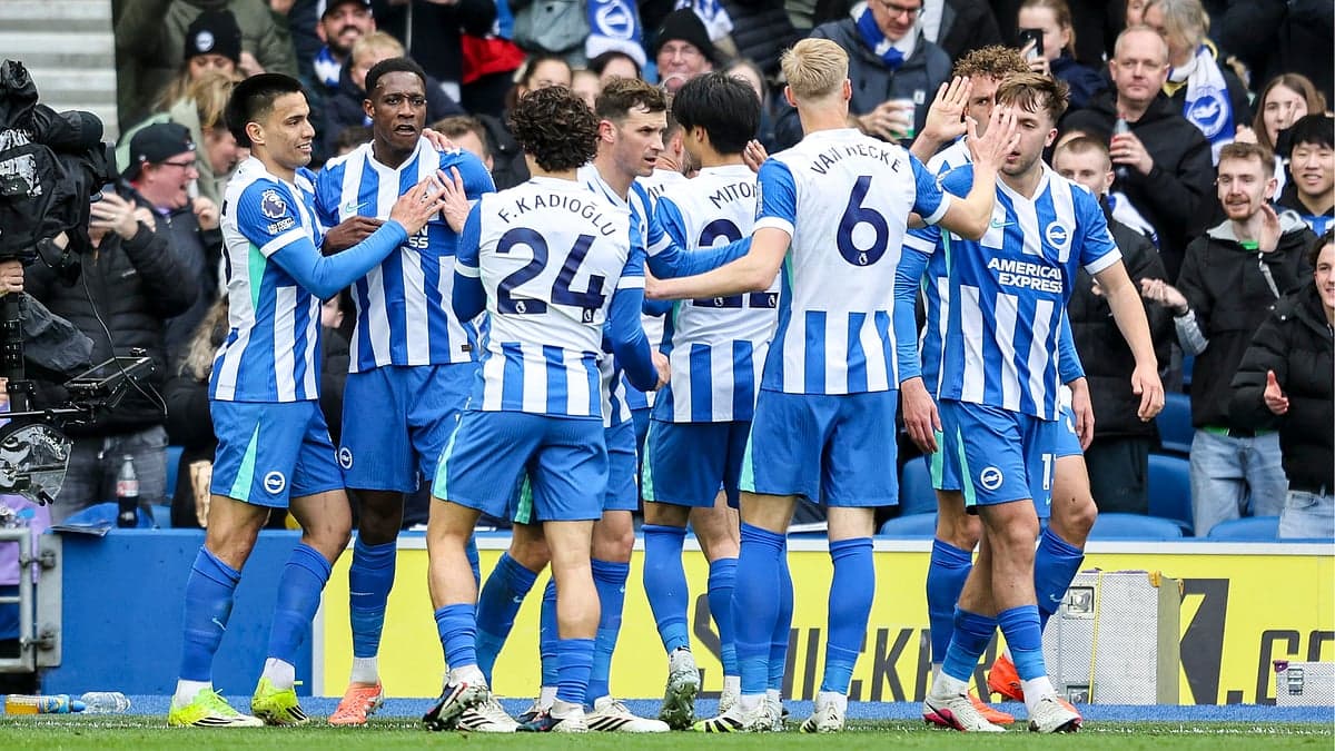 Brighton futbolçuları qolu qeyd edirlər