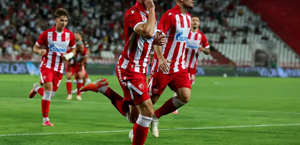FK Crvena Zvezda futbolçusu qolu qeyd edir