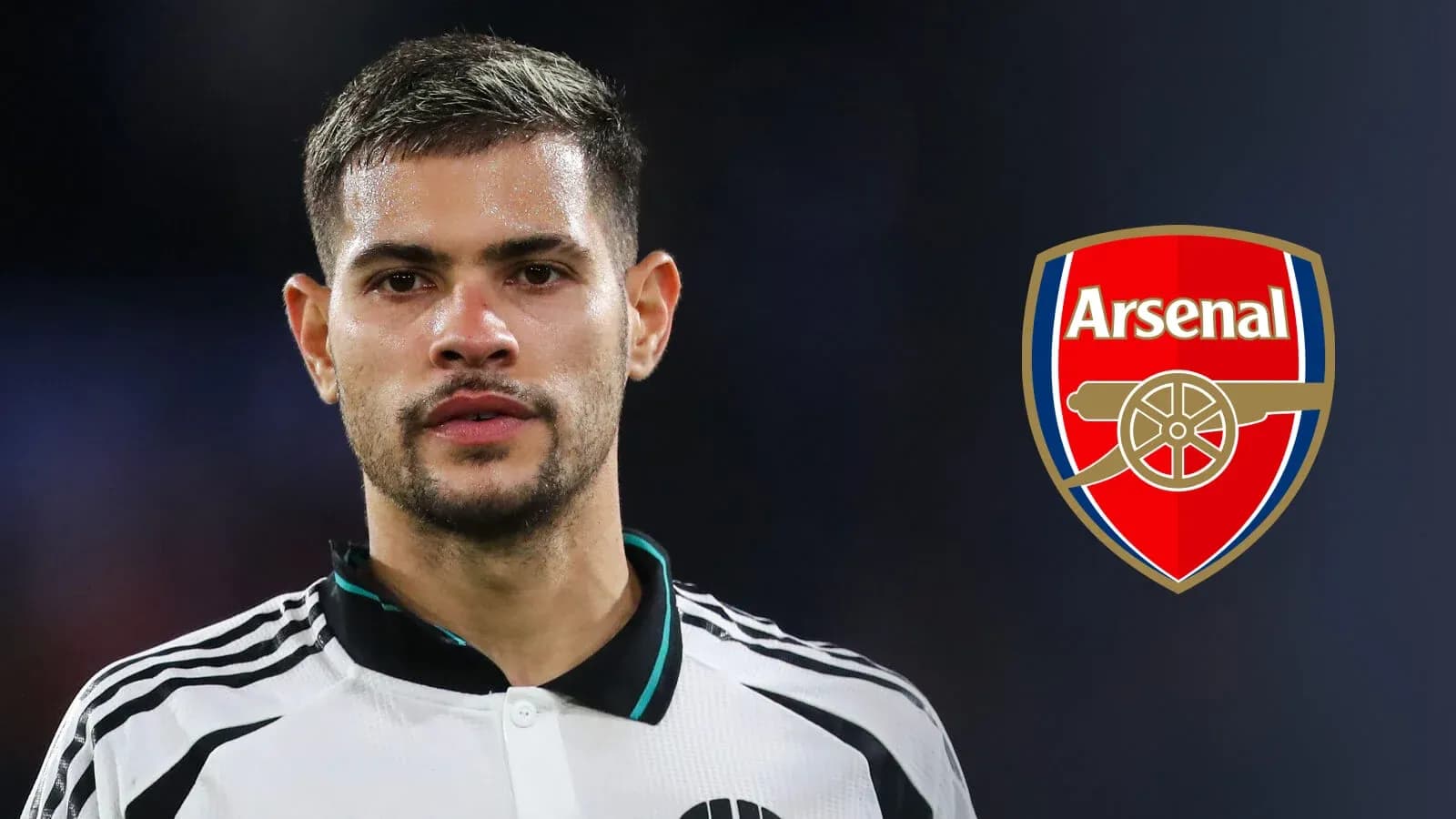 Futbolçu Arsenal loqosunun yanında durur