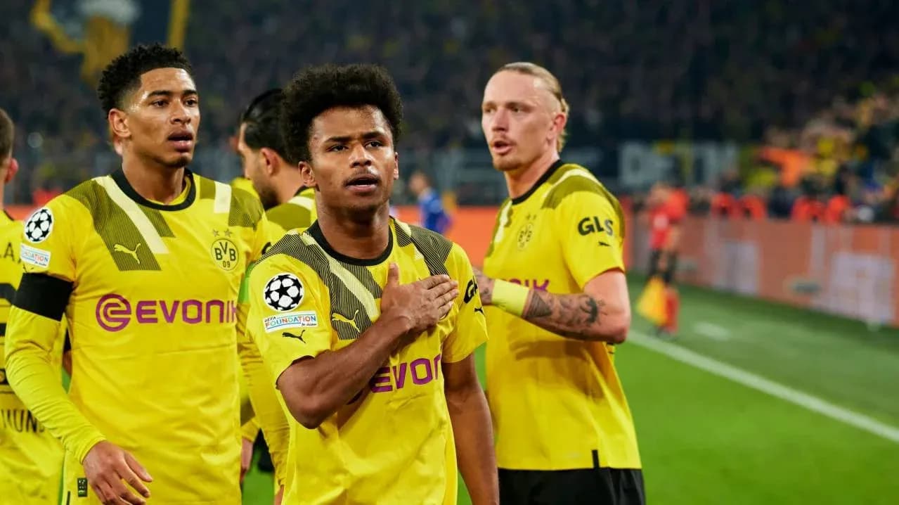Borussia Dortmund oyunçuları sevinir