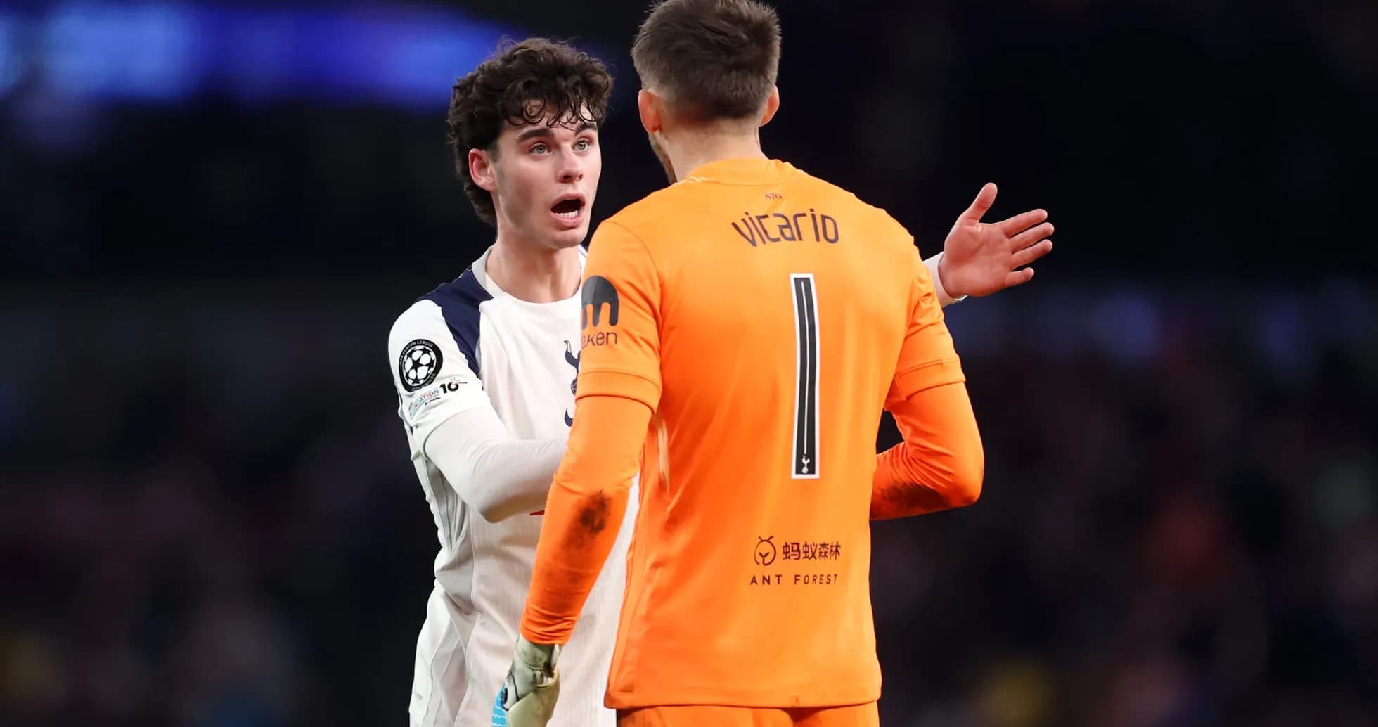 Tottenham oyunçuları müzakirə edir