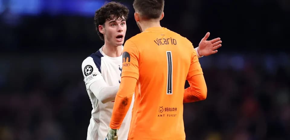 Tottenham oyunçuları müzakirə edir