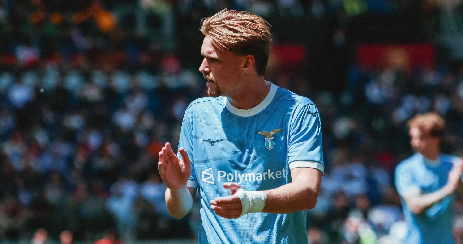 Futbolçu Lazio formasında oyun zamanı əl çalır