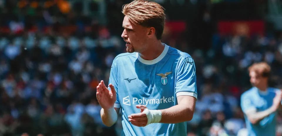 Futbolçu Lazio formasında oyun zamanı əl çalır