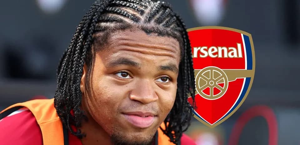 Futbolçu Arsenal emblemindən əvvəl gülümsəyir