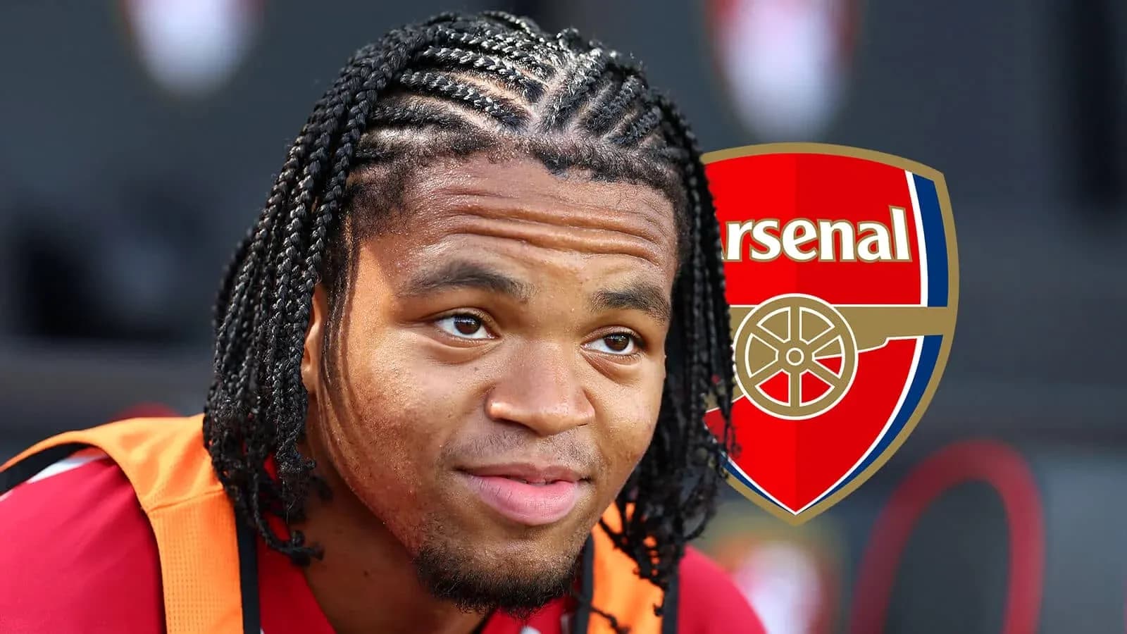 Futbolçu Arsenal emblemindən əvvəl gülümsəyir