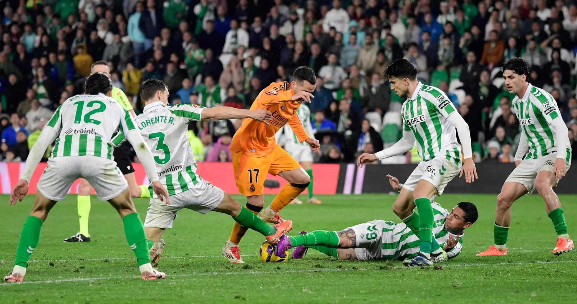 Real Betis və Real Madrid oyunçuları mübarizə aparır