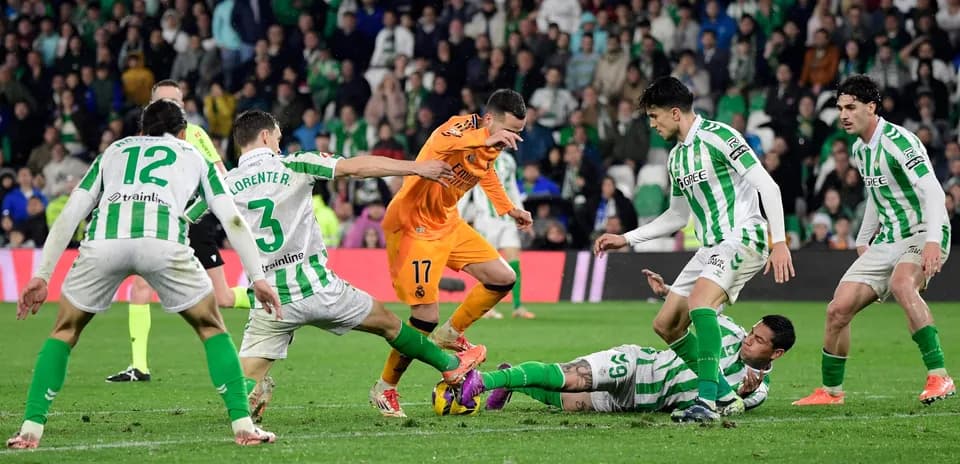 Real Betis və Real Madrid oyunçuları mübarizə aparır