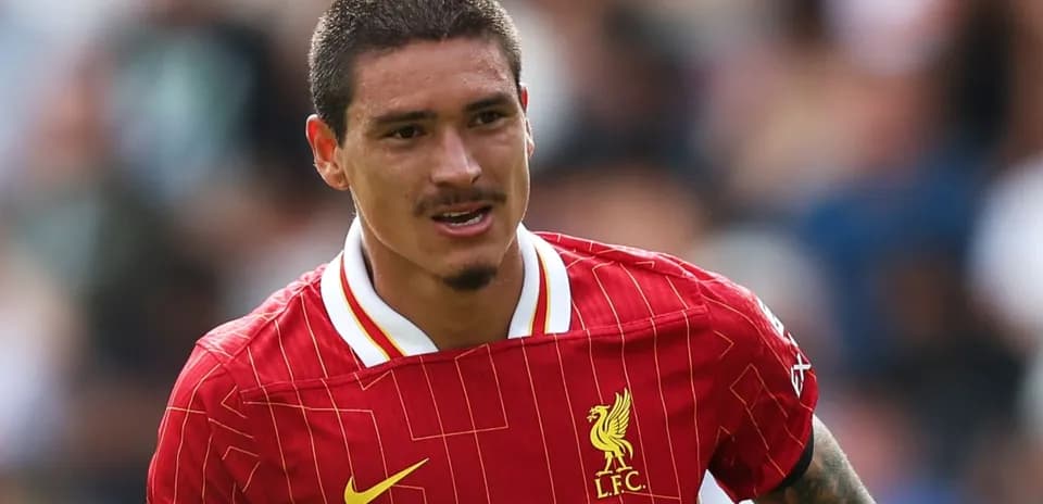 Futbolçu Liverpool formasında oyun zamanı