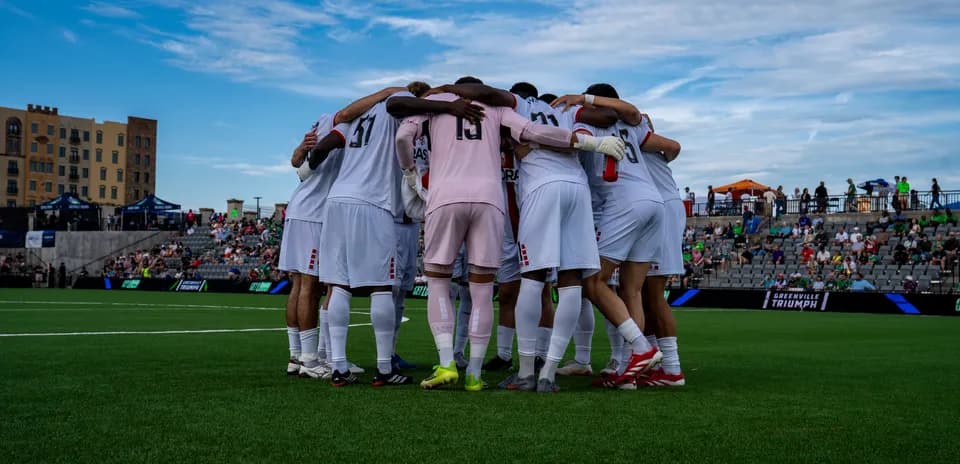 Greenville Triumph futbol komandası bir araya gəlir