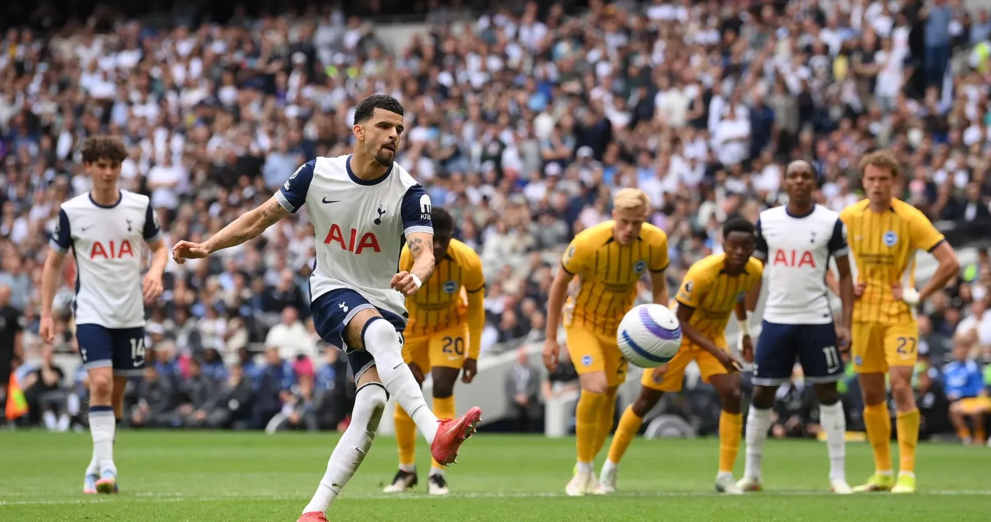 Tottenham futbolçusu penalti vurur