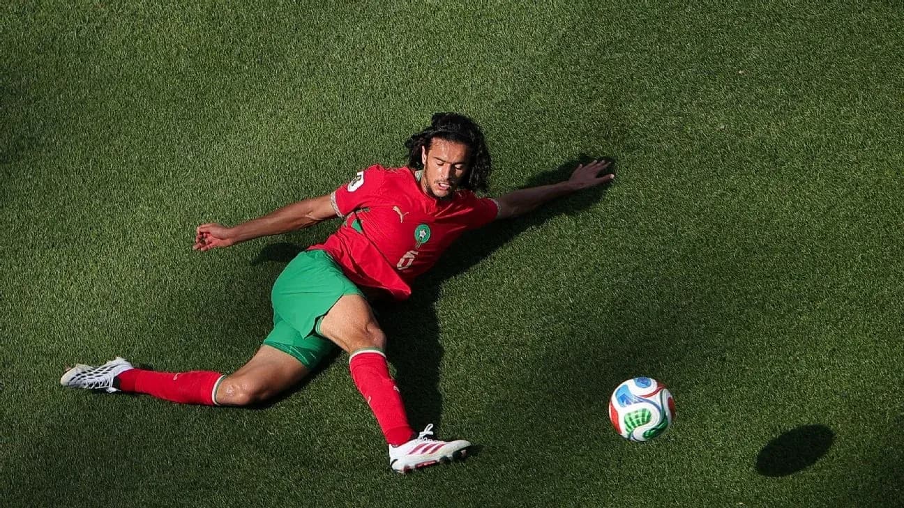 Futbolçu topa çatan vəziyyətdə uzanır