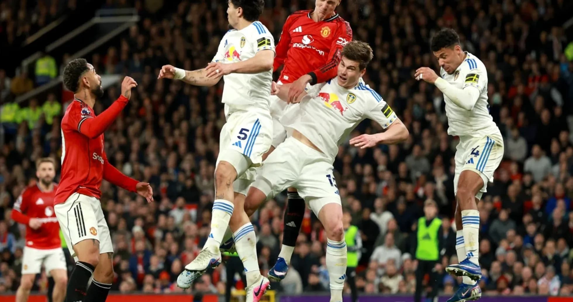 Manchester United və Leeds arasında hava mübarizəsi