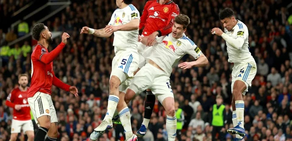 Manchester United və Leeds arasında hava mübarizəsi