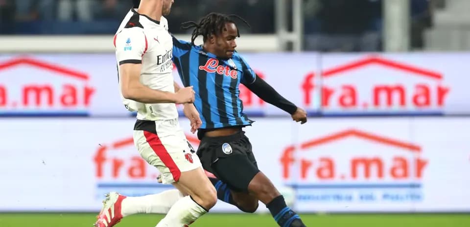 AC Milan və Atalanta futbolçuları mübarizə aparır