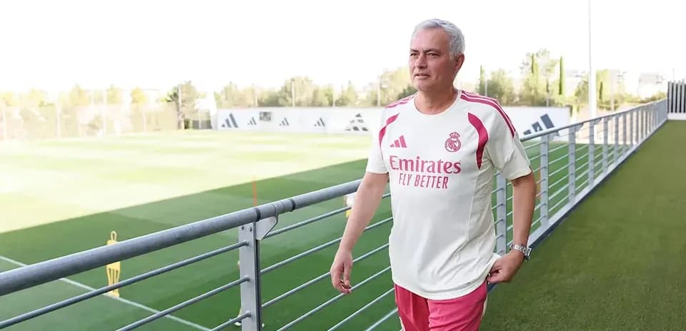 Müəllim futbol meydançasında yürüyür