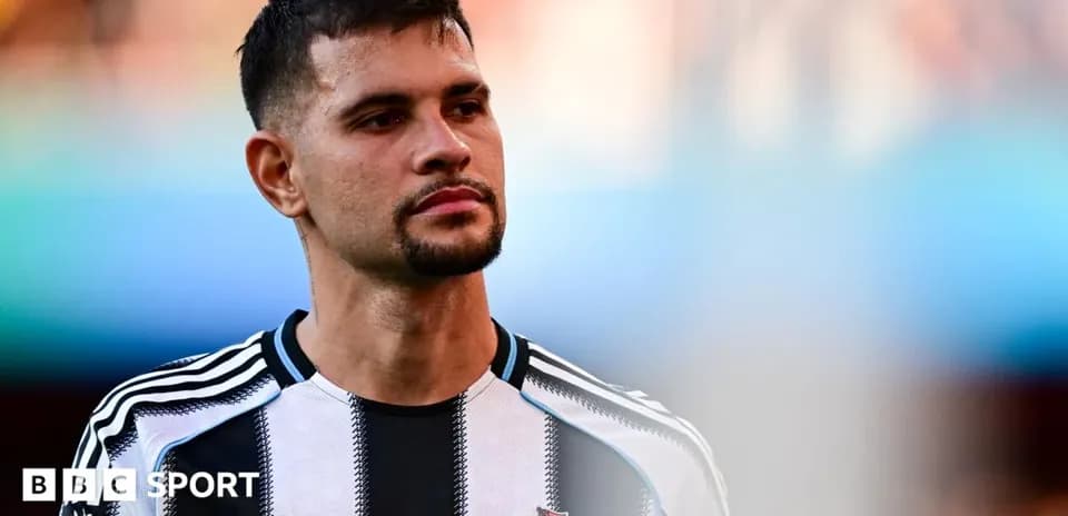 Futbolçu Newcastle formasında oyun öncəsi düşüncədə
