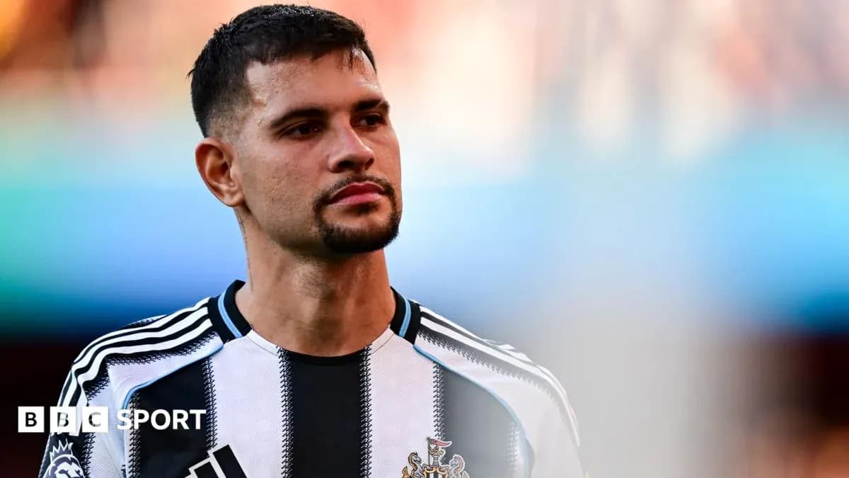 Futbolçu Newcastle formasında oyun öncəsi düşüncədə