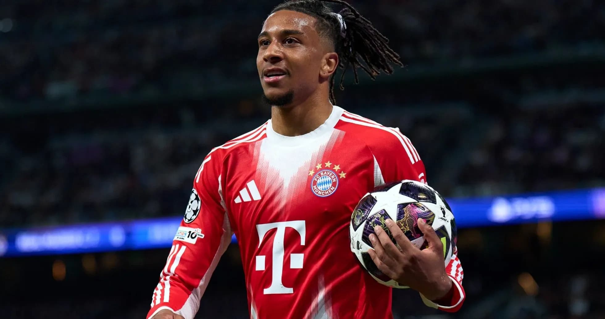 Futbolçu topu tutaraq meydanda durur