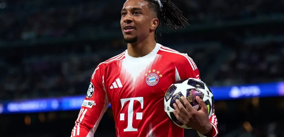 Futbolçu topu tutaraq meydanda durur