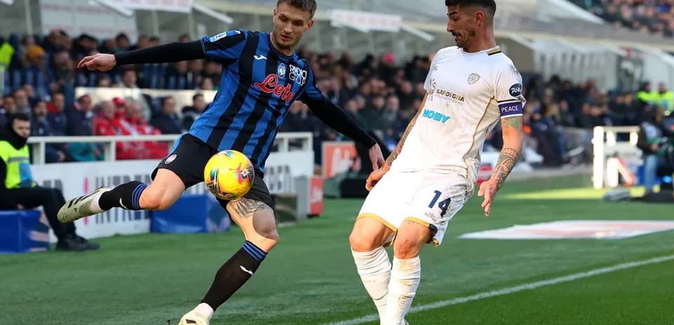 Cagliari və Atalanta futbolçuları top üçün mübarizə aparır