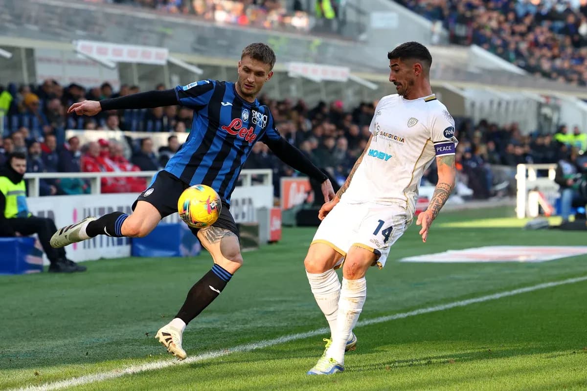 Cagliari və Atalanta futbolçuları top üçün mübarizə aparır