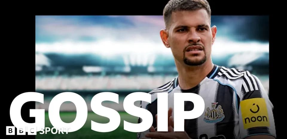 Futbolçu Newcastle formasında stadion arxa planda