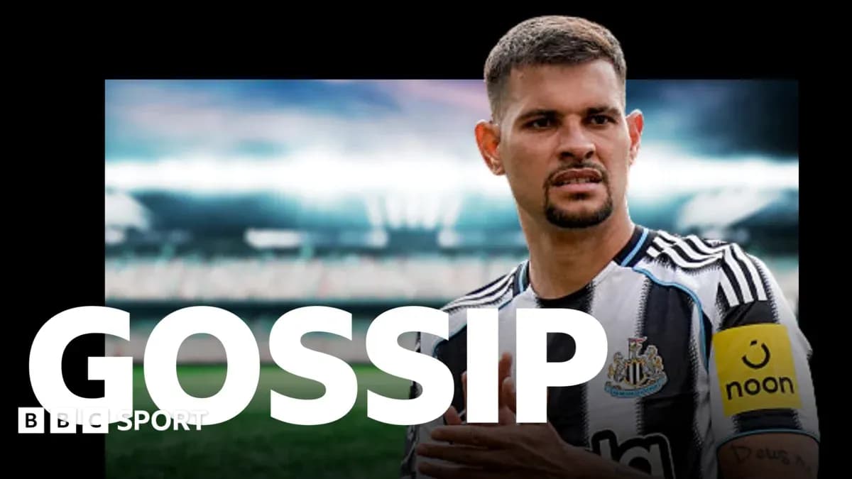 Futbolçu Newcastle formasında stadion arxa planda