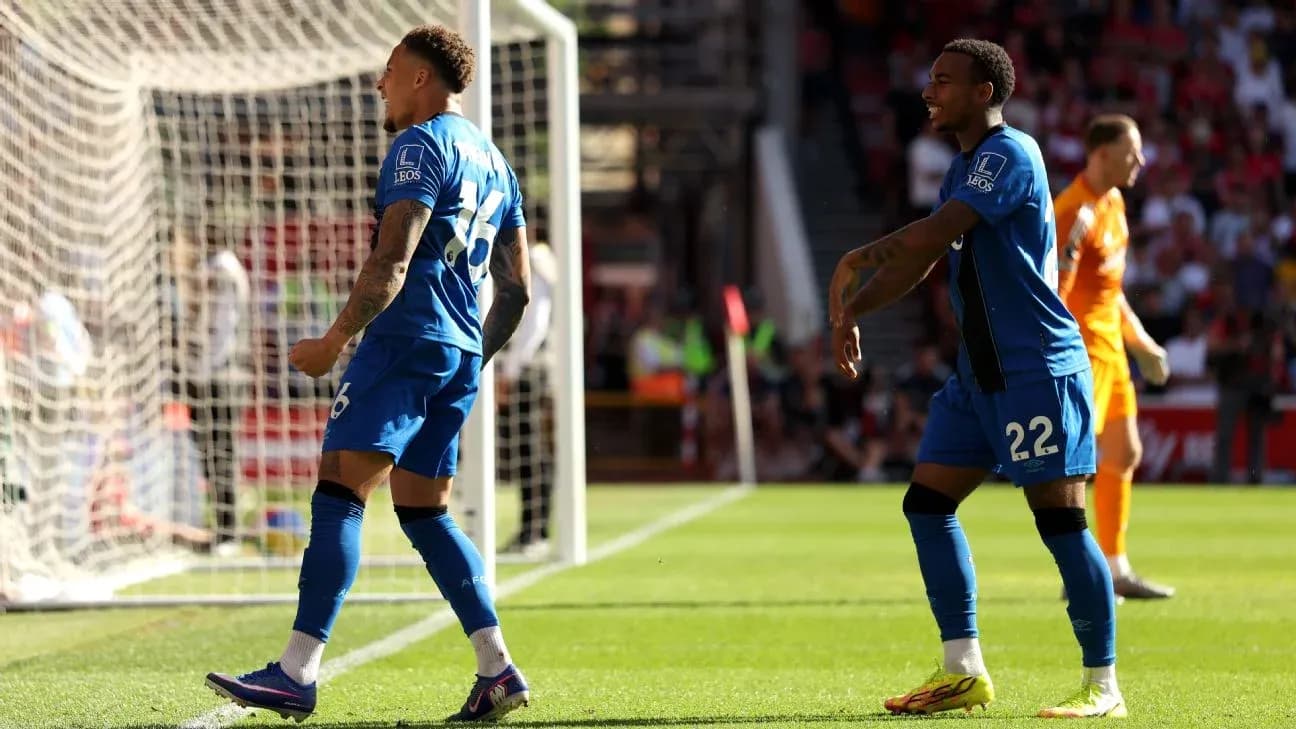Bournemouth futbolçuları qol sevinci yaşayır