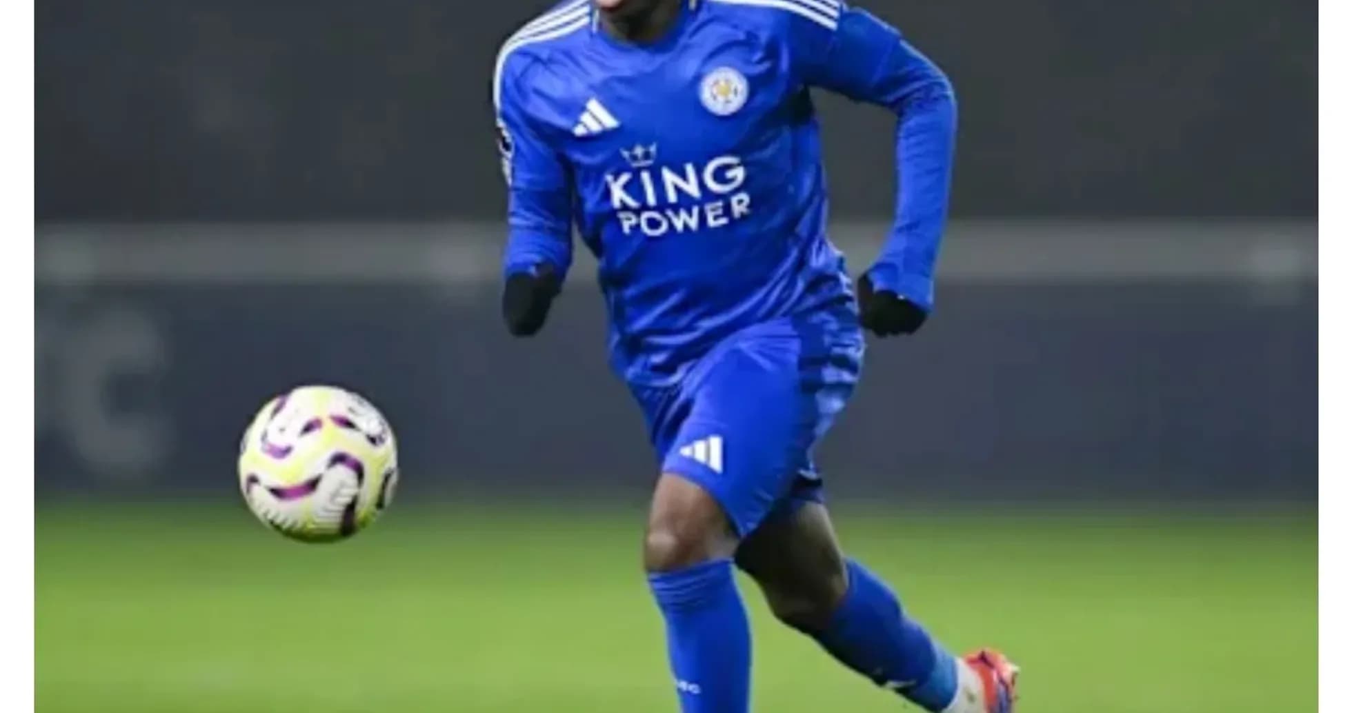 Futbolçu topa doğru qaçır, Leicester City forması geyinib