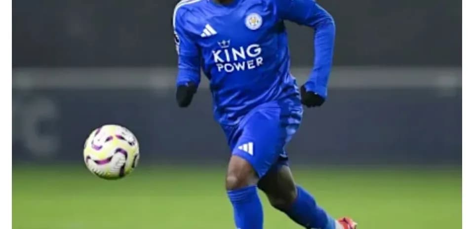 Futbolçu topa doğru qaçır, Leicester City forması geyinib