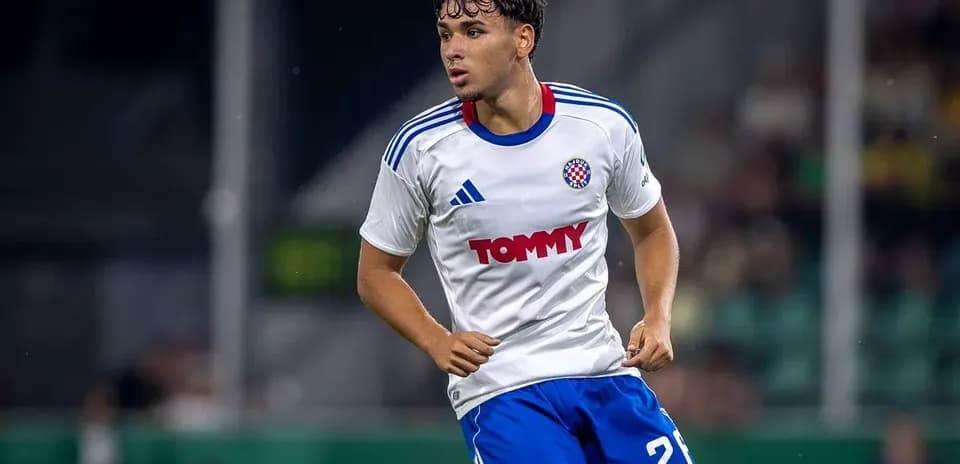 Futbolçu oyun zamanı hareket edir