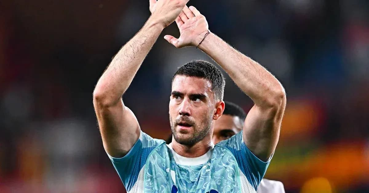 Futbolçu alqış edir, arxa planda başqa oyunçu var