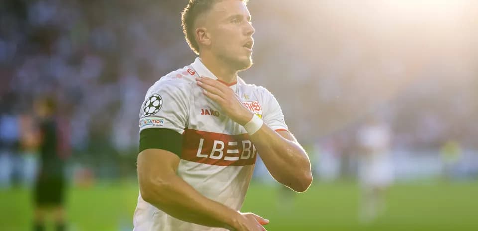 Futbolçu qolunu döşünə qoyaraq düşünür