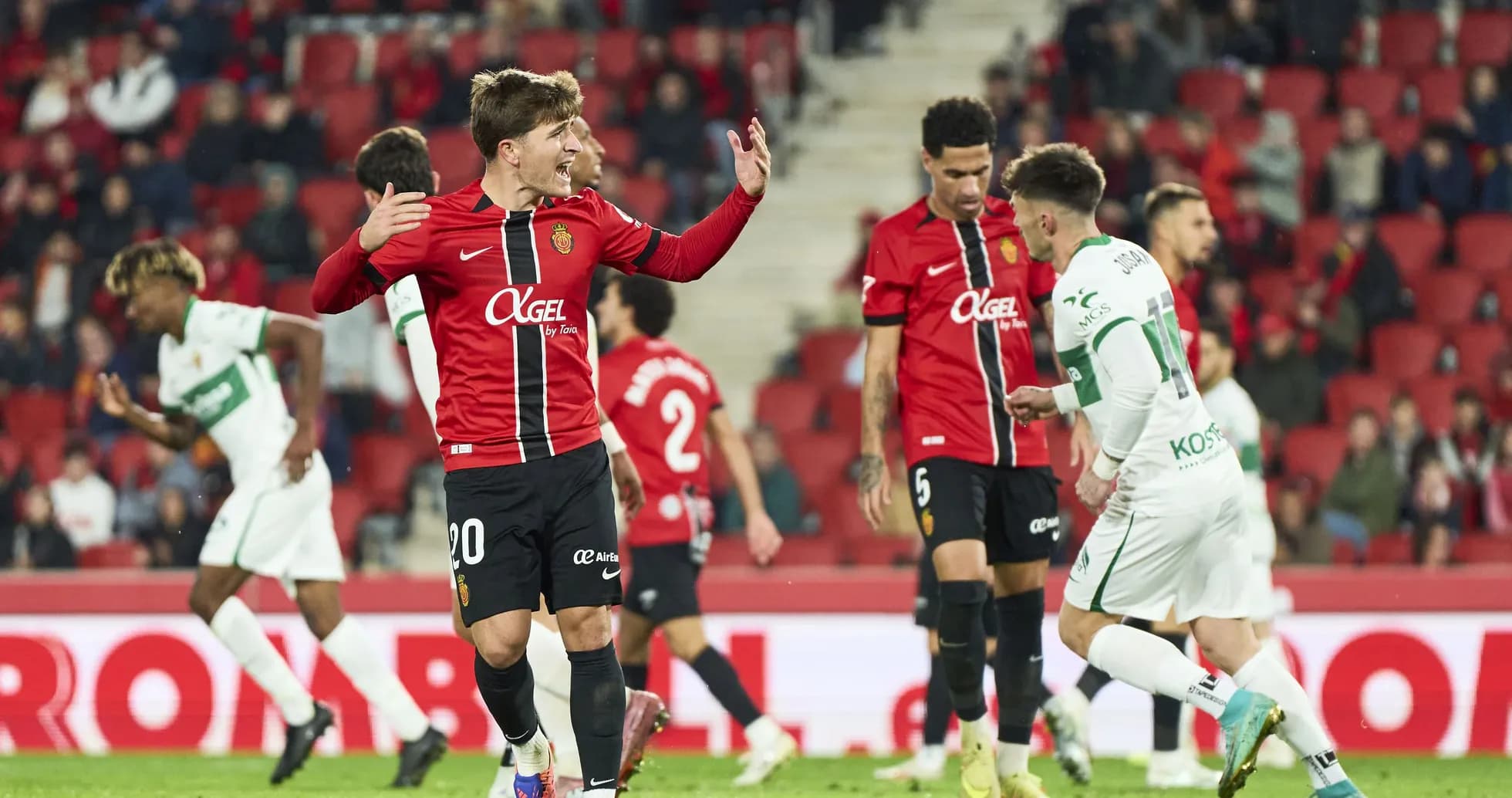 İki komanda arasında futbol mübarizəsi