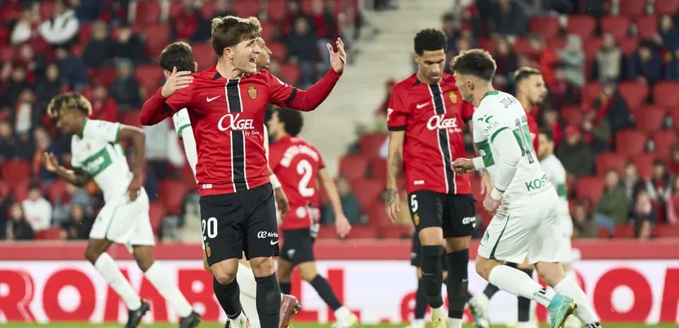 İki komanda arasında futbol mübarizəsi