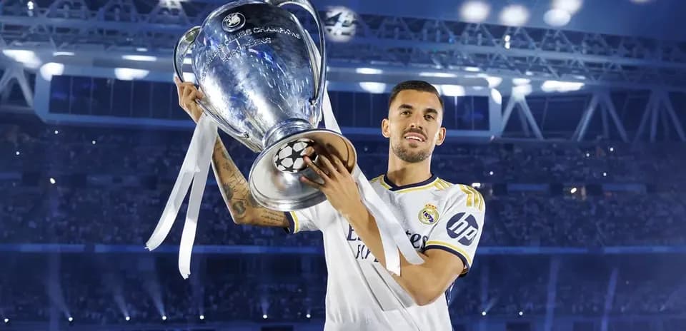 Futbolçu UEFA Çempionlar Liqası kubokunu qaldırır