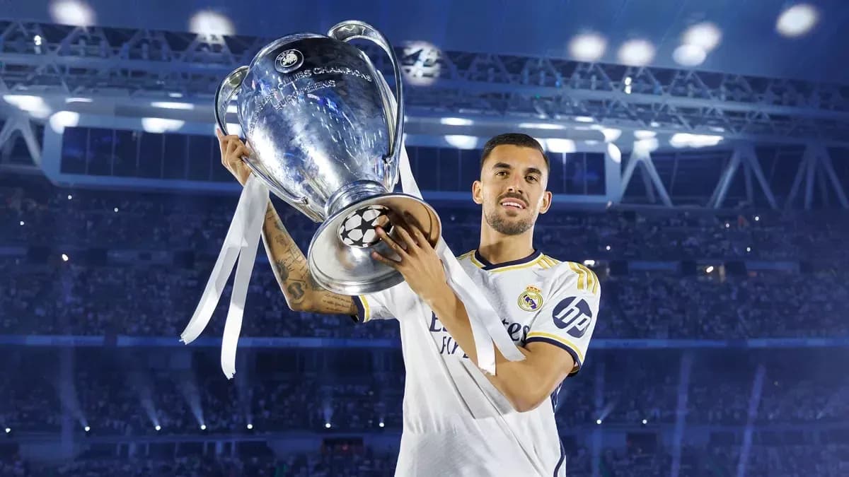 Futbolçu UEFA Çempionlar Liqası kubokunu qaldırır