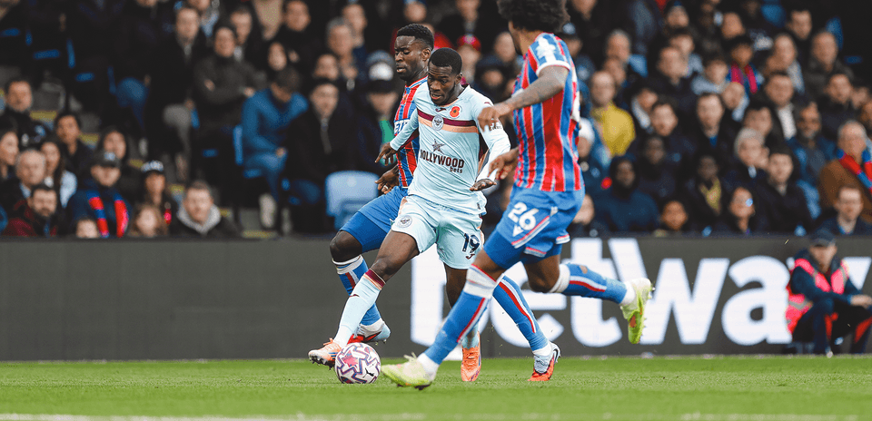 Brentford və Crystal Palace futbolçuları mübarizə aparır