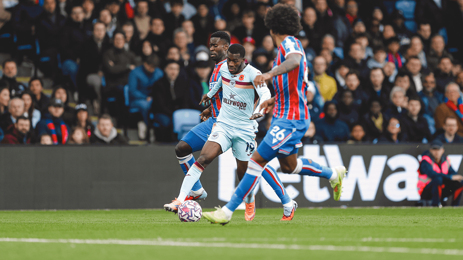 Brentford və Crystal Palace futbolçuları mübarizə aparır