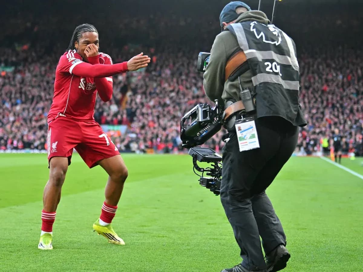 Liverpool futbolçusu sevinclə qeyd edir