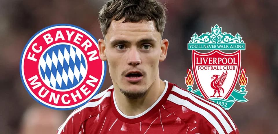 Futbolçu FC Bayern München və Liverpool emblemləri ilə