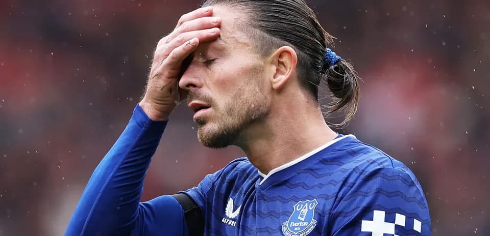 Futbolçu Everton formasında başını tutaraq durur