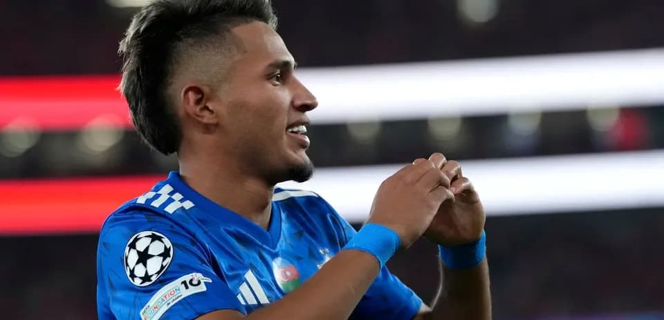 Futbolçu qol vurduqdan sonra sevinir