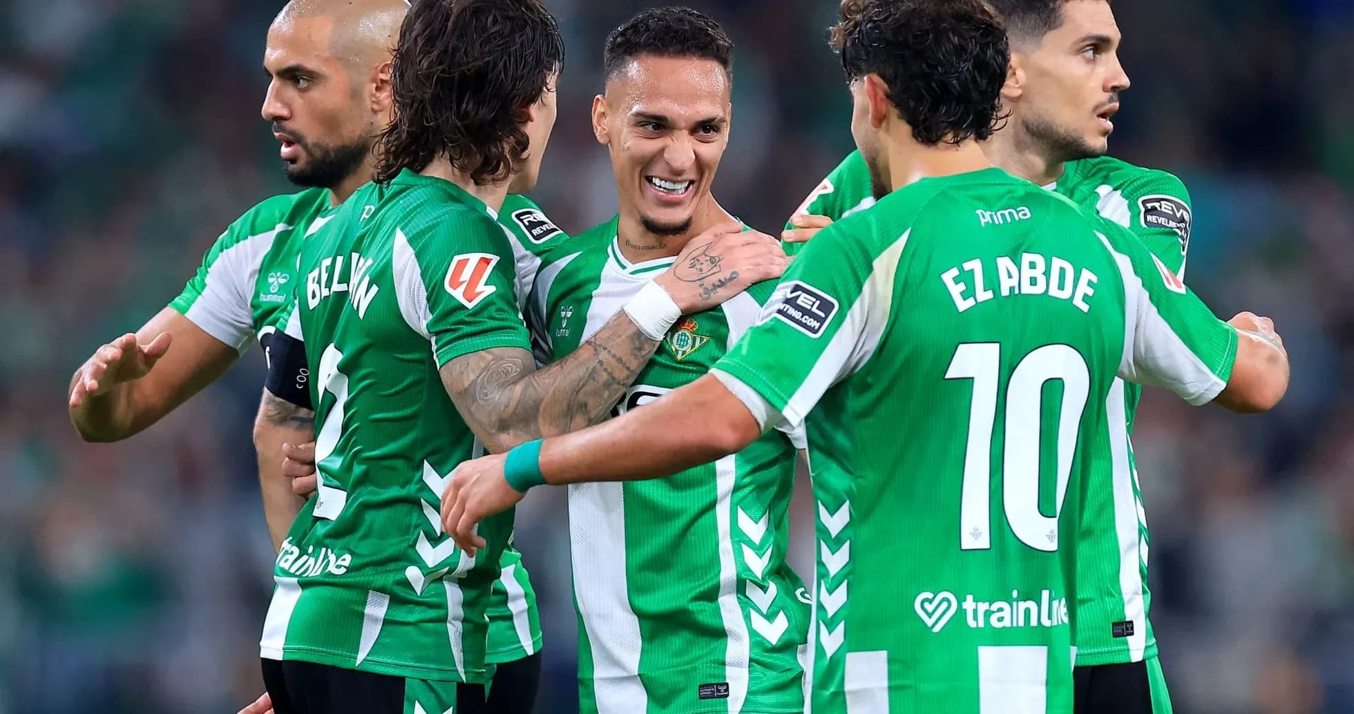 Real Betis futbolçuları sevinir