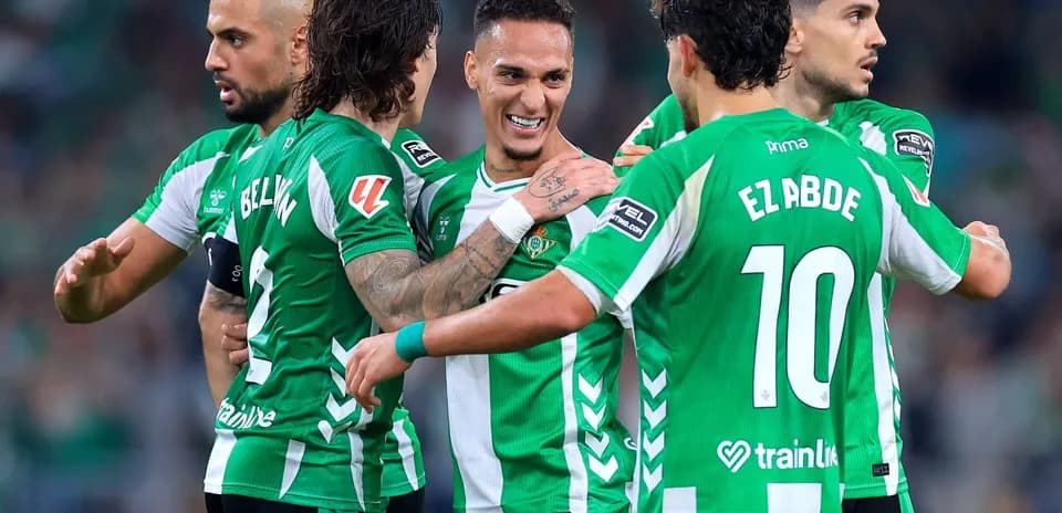 Real Betis futbolçuları sevinir