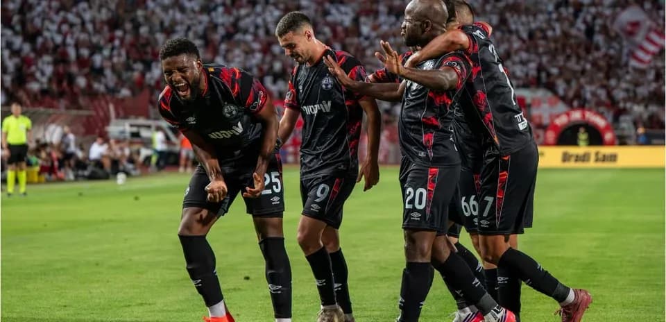 Hapoel Beer Sheva futbolçuları sevinir