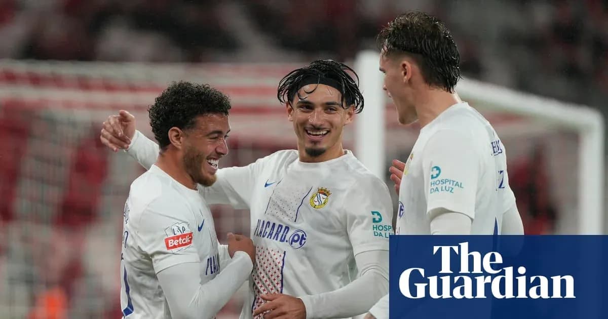 Futbolçular qələbə sevinci ilə bir-birini qucaqlayır