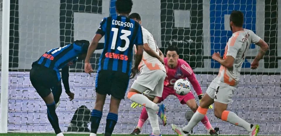 Atalanta oyunçusu qapıya zərbə vurur